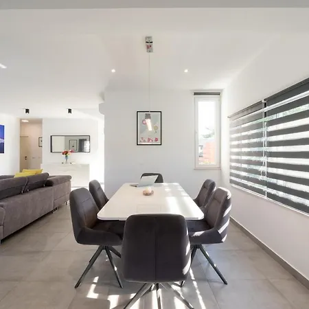 The Plaza פריזבה